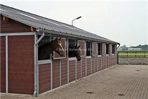 paardenstal met middengang